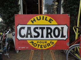 Plaque émaillée Castrol "En vente ici" (© rouleetvintage.net)