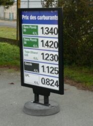 Panneau prix station service pied béton (© techni-contact.com)