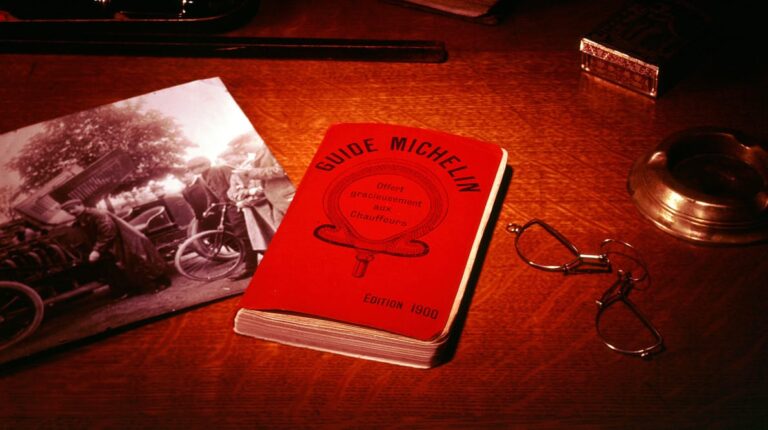 1900 : Premier guide rouge MICHELIN (© guide.michelin.com)