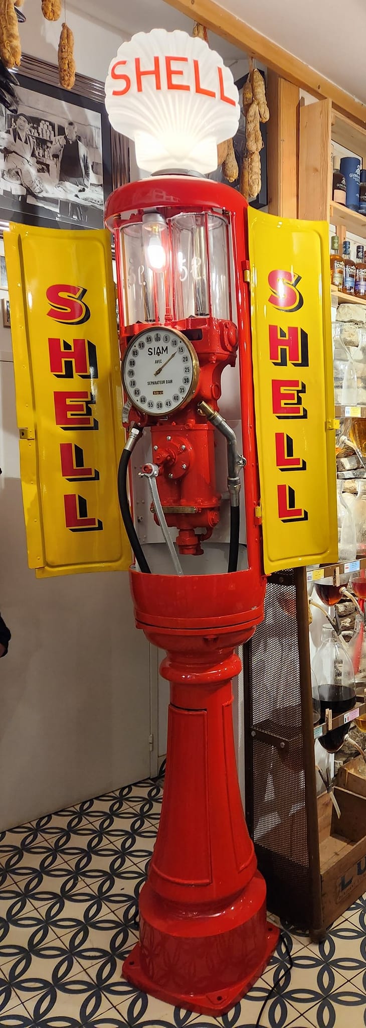 Pompe SIAM aux couleur de la marque SHELL (© facebook.com / ANTAN ET NEO)