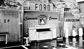 Publicité avec établi Shure pour Ford (© servicemerchandisers.com)