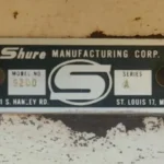 Plaque d'identification Shure Manufacturing Corp. (© servicemerchandisers.com)