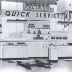 Atelier "Buick Lubricare", avec établi Shure (© servicemerchandisers.com)