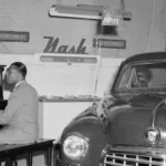 Etablie Kent-Moore et pianiste dans un garage (© servicemerchandisers.com)